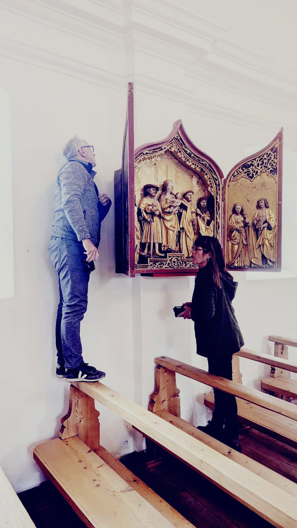 Matthias Mutter und Karoline Wirthner untersuchen den Triptychon von 1515 in der Kapelle Sankt Valentin in Mumpé Medel 