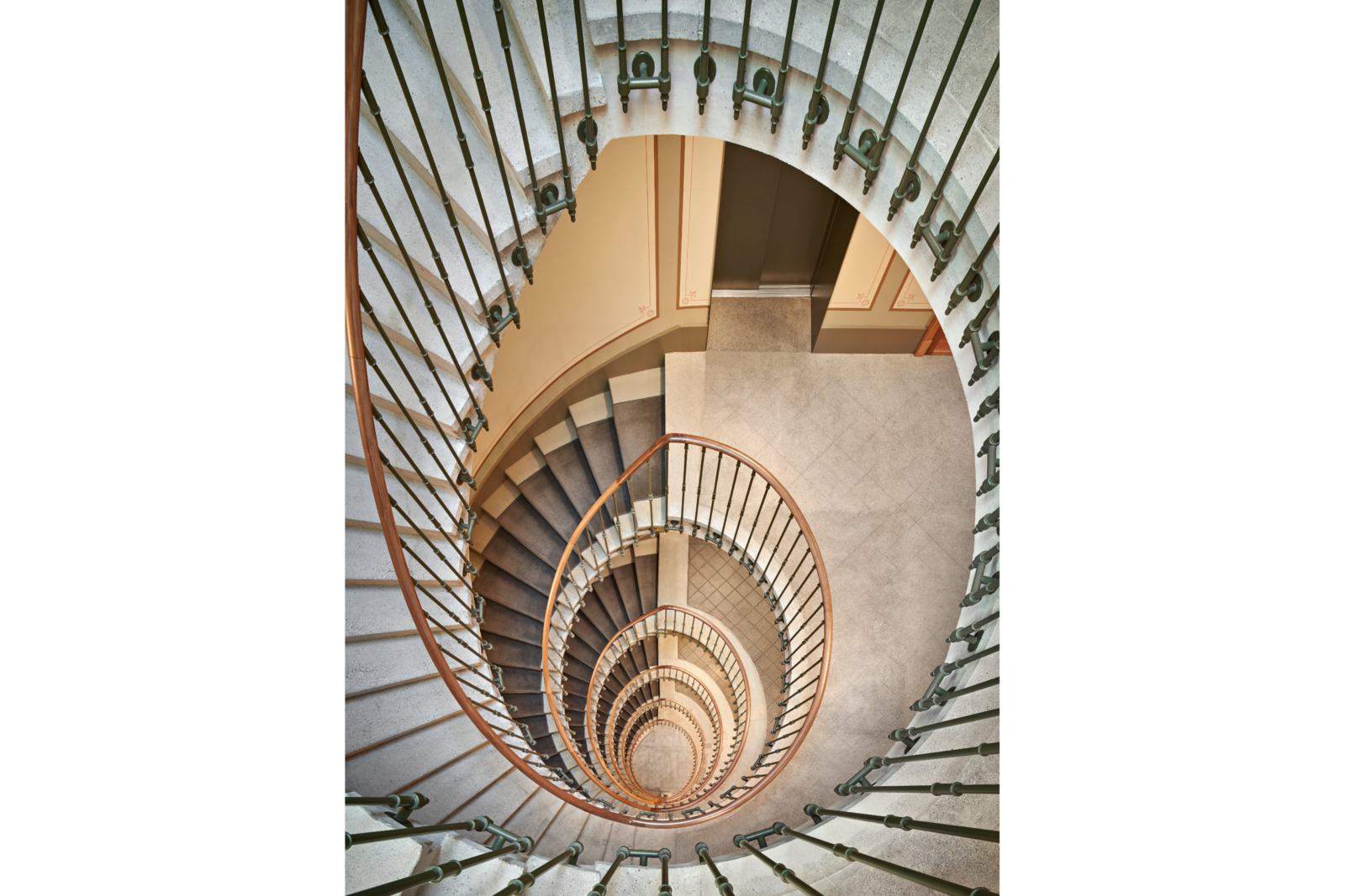 Kampagnenbild ETD 2025: Treppe im ehemaligen Hotel Metropol in Bern.