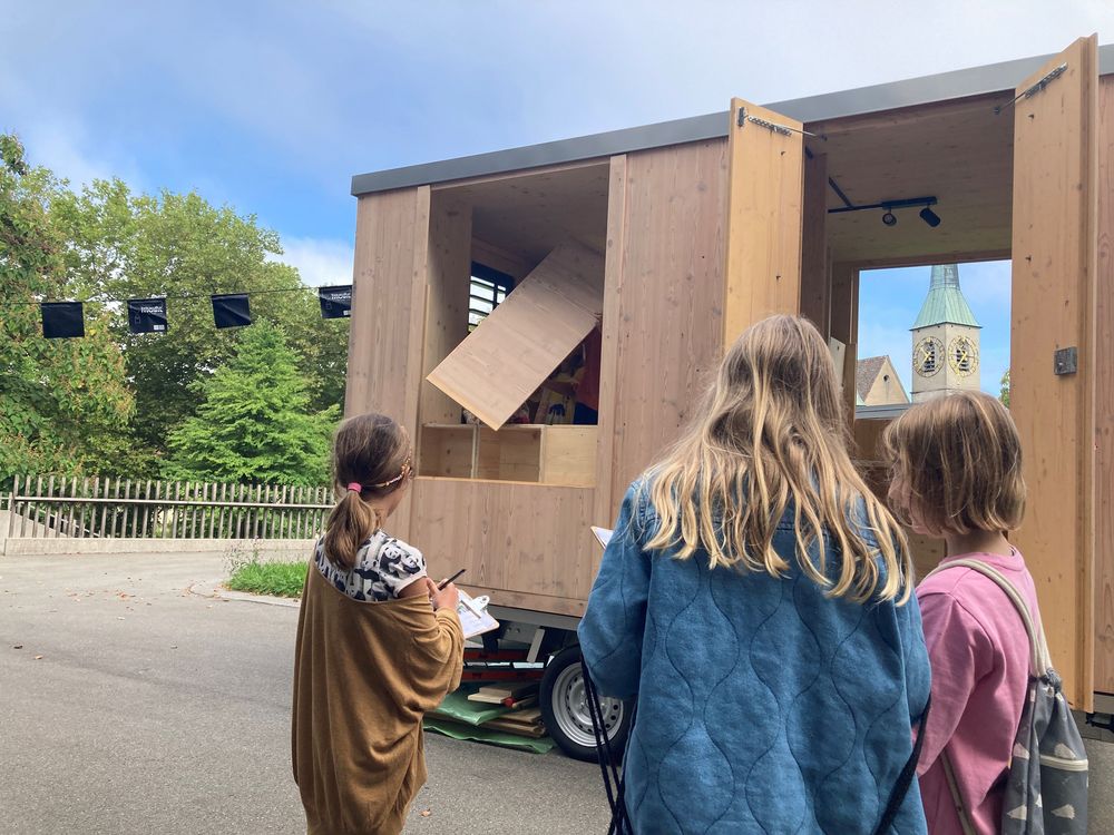 Kinder erkunden an den Denkmaltagen 2024 im Stadtgarten Zug das BaukulturMOBIL