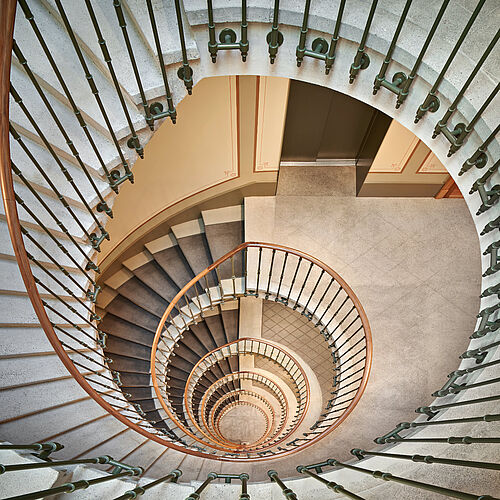 Kampagnenbild ETD 2025: Treppe im ehemaligen Hotel Metropol in Bern.