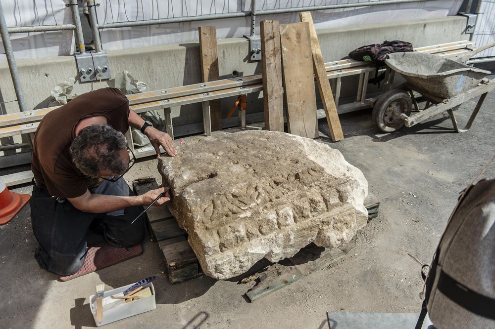 Ein Restaurator reinigt einen Architekturstein