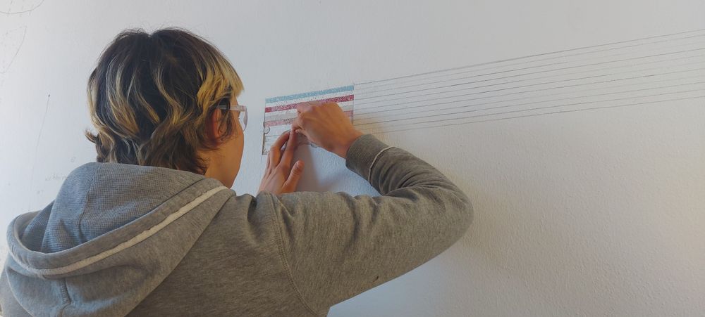 Masterstudentin beim Freilegen an der Ostwand in der Kunsthalle