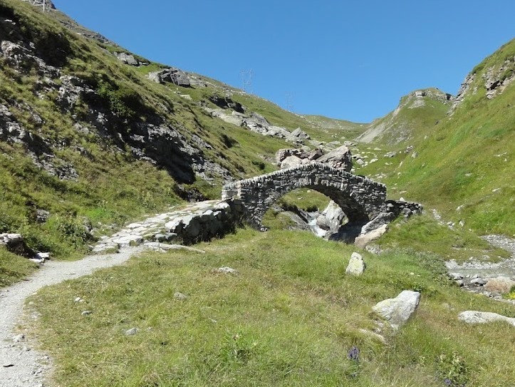 Steinbogenbrücke am Weg über den Septimerpass