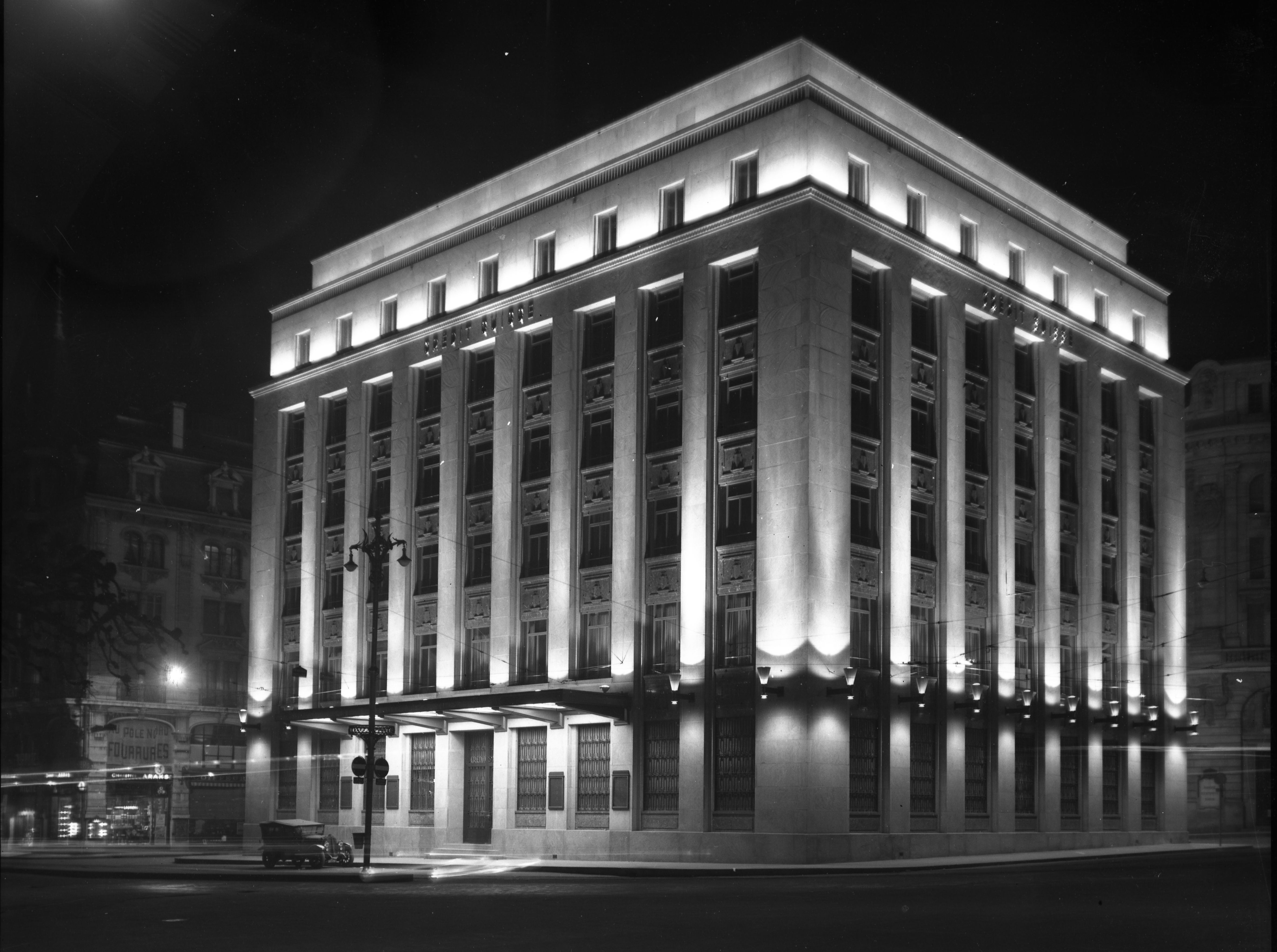 Genève, place Bel-Air: immeuble du Crédit suisse illuminé, 1932