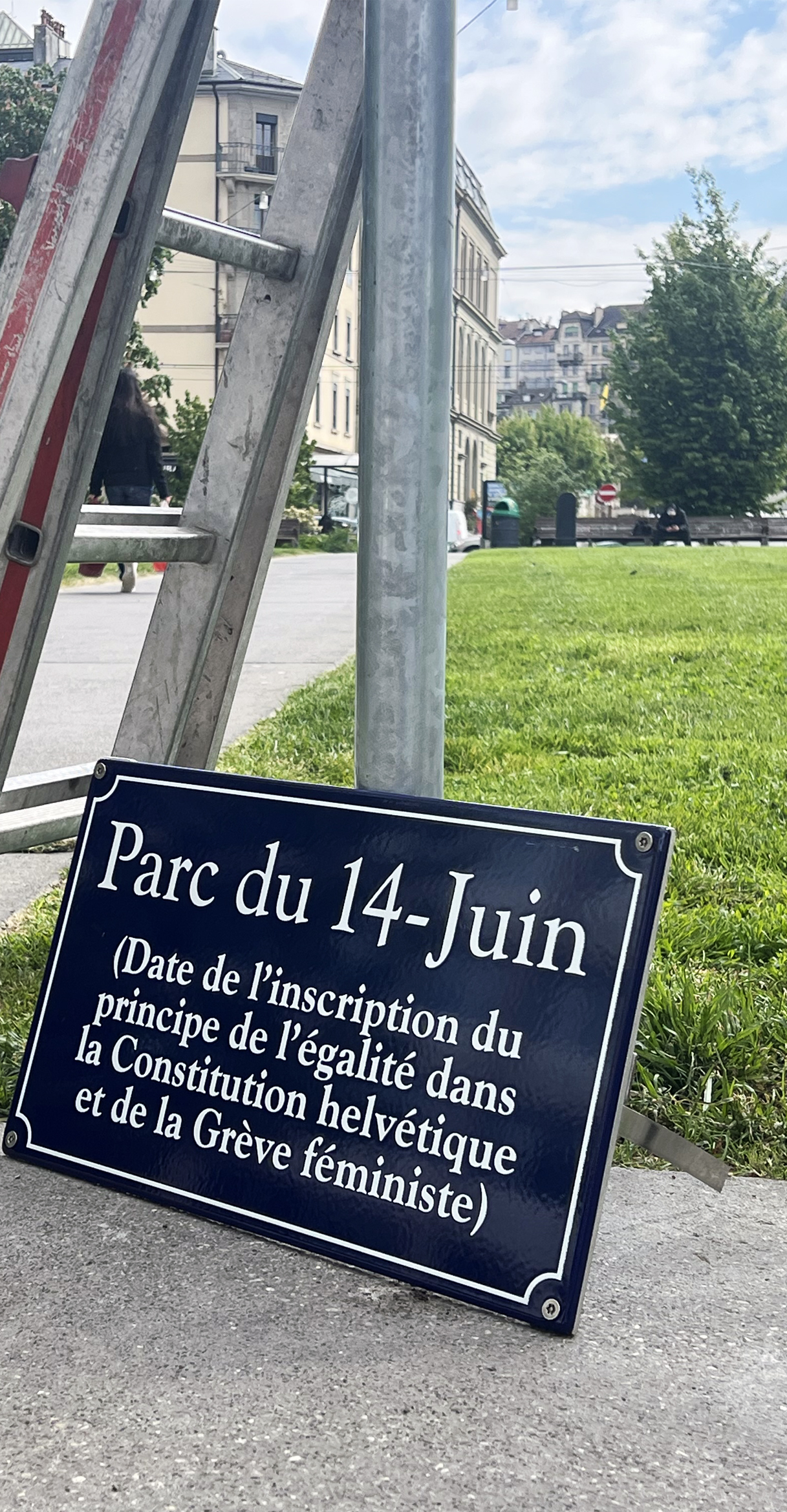 Pose du nouveau panneau de la place du 14-Juin