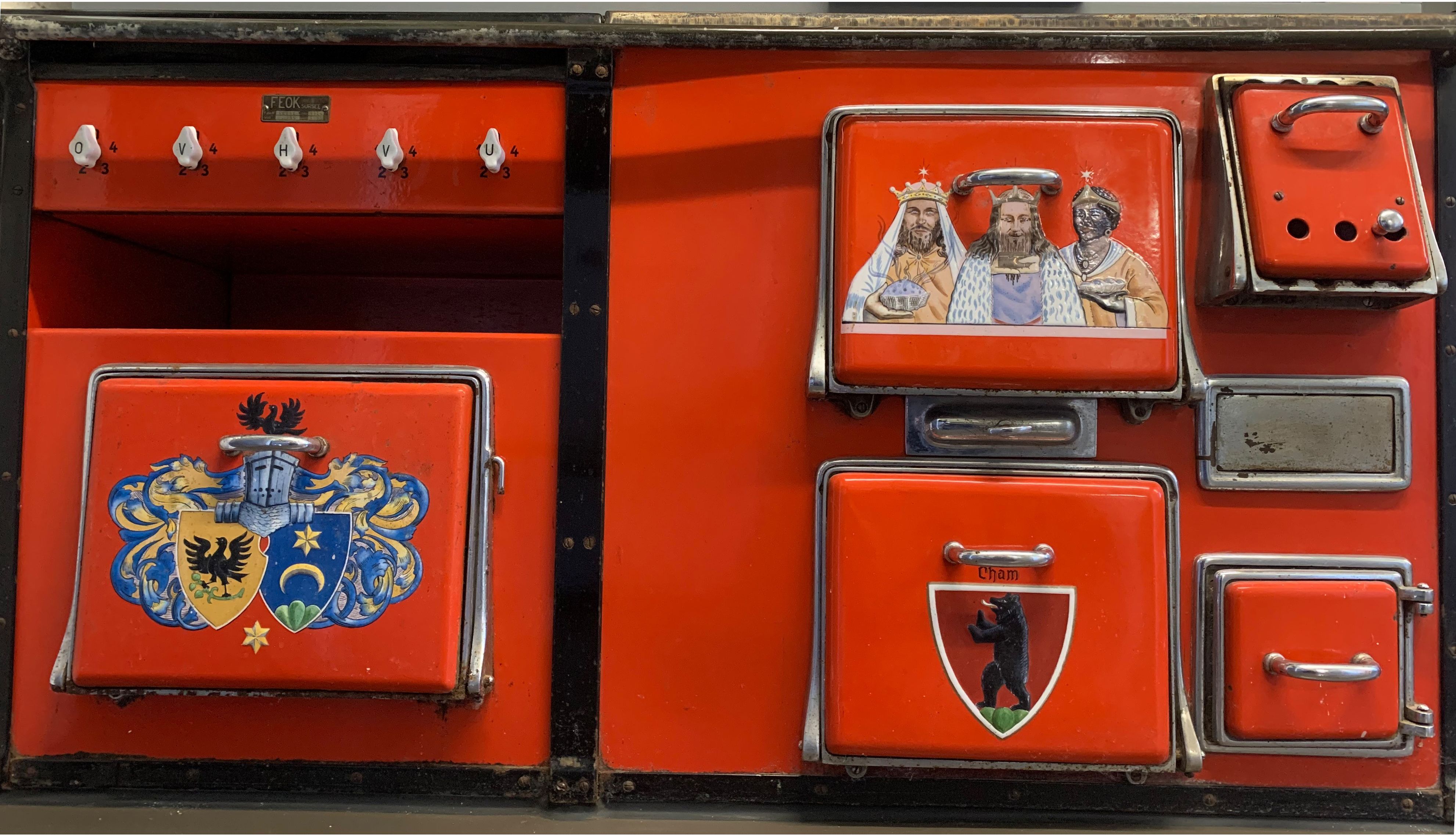 Ausschnitt des von Hans Zürcher bemalten Kochherdes im Wohnhaus