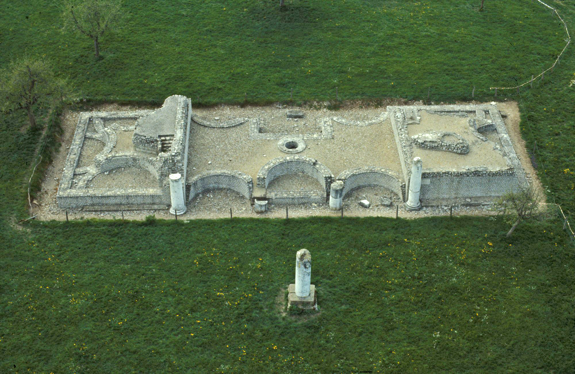 Luftbild vom freigelegten Fundament des Heiligtum Grienmatt in Augusta Raurica