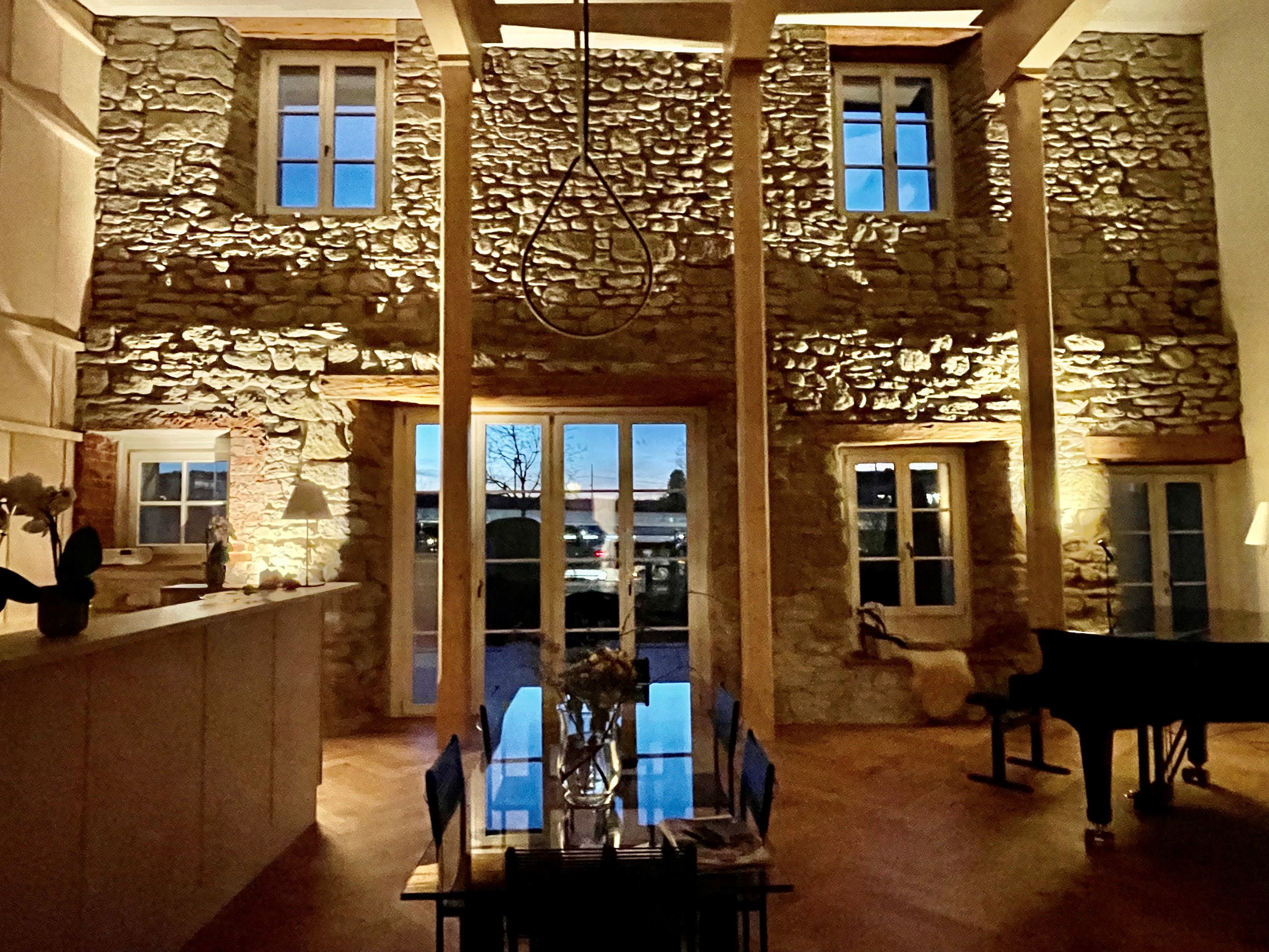 Aus der ehemaligen Scheune in Zofingen ist ein phantastisches Klangatelier mit Arvenstube und Cheminée sowie weiteren wunderbaren Wohnräumen entstanden. 