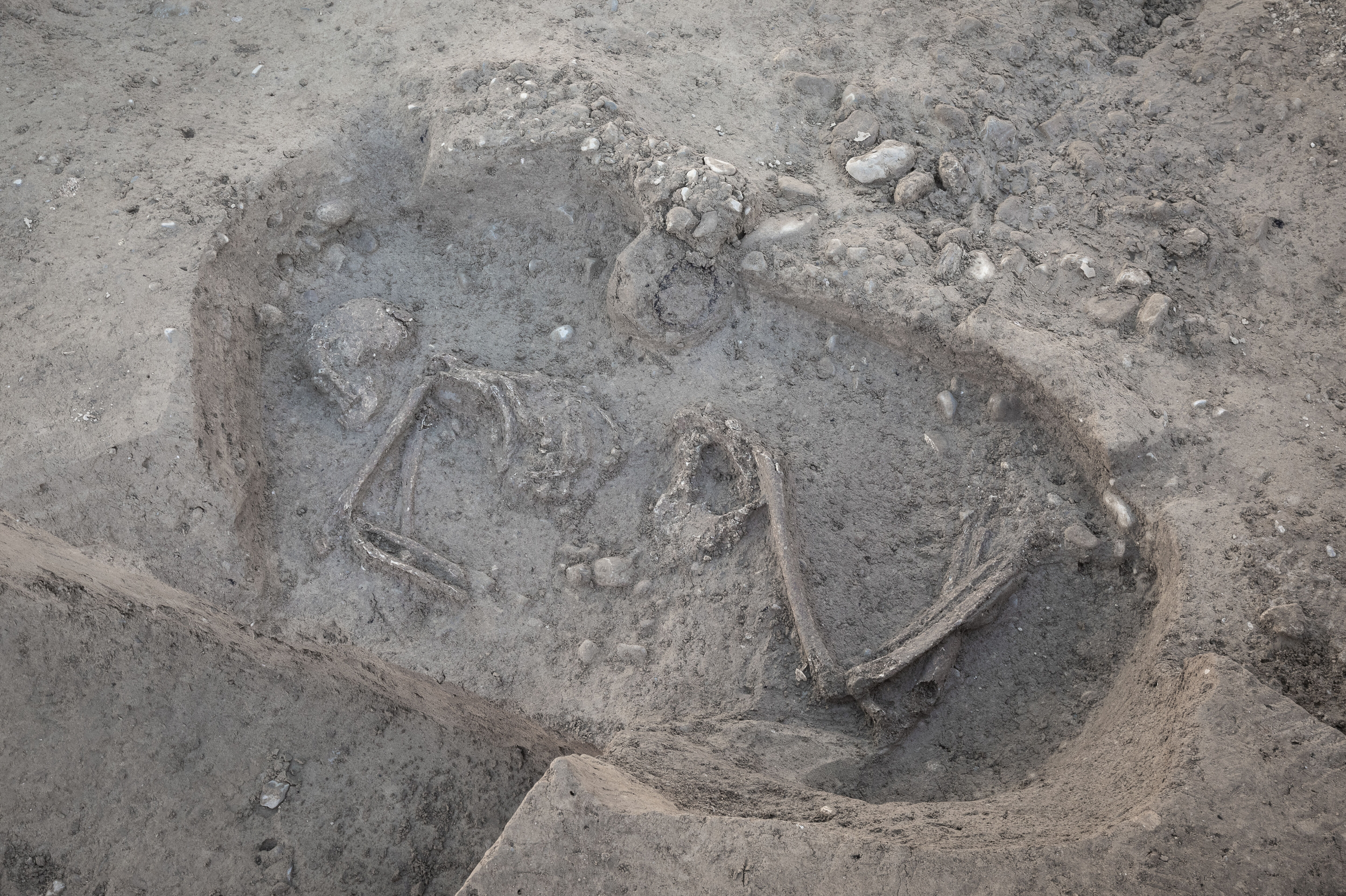 In einer Baugrube wurde unter zwei grossen Steinplatten ein Grab eines erwachsenen Mannes aus der Jungsteinzeit entdeckt. 