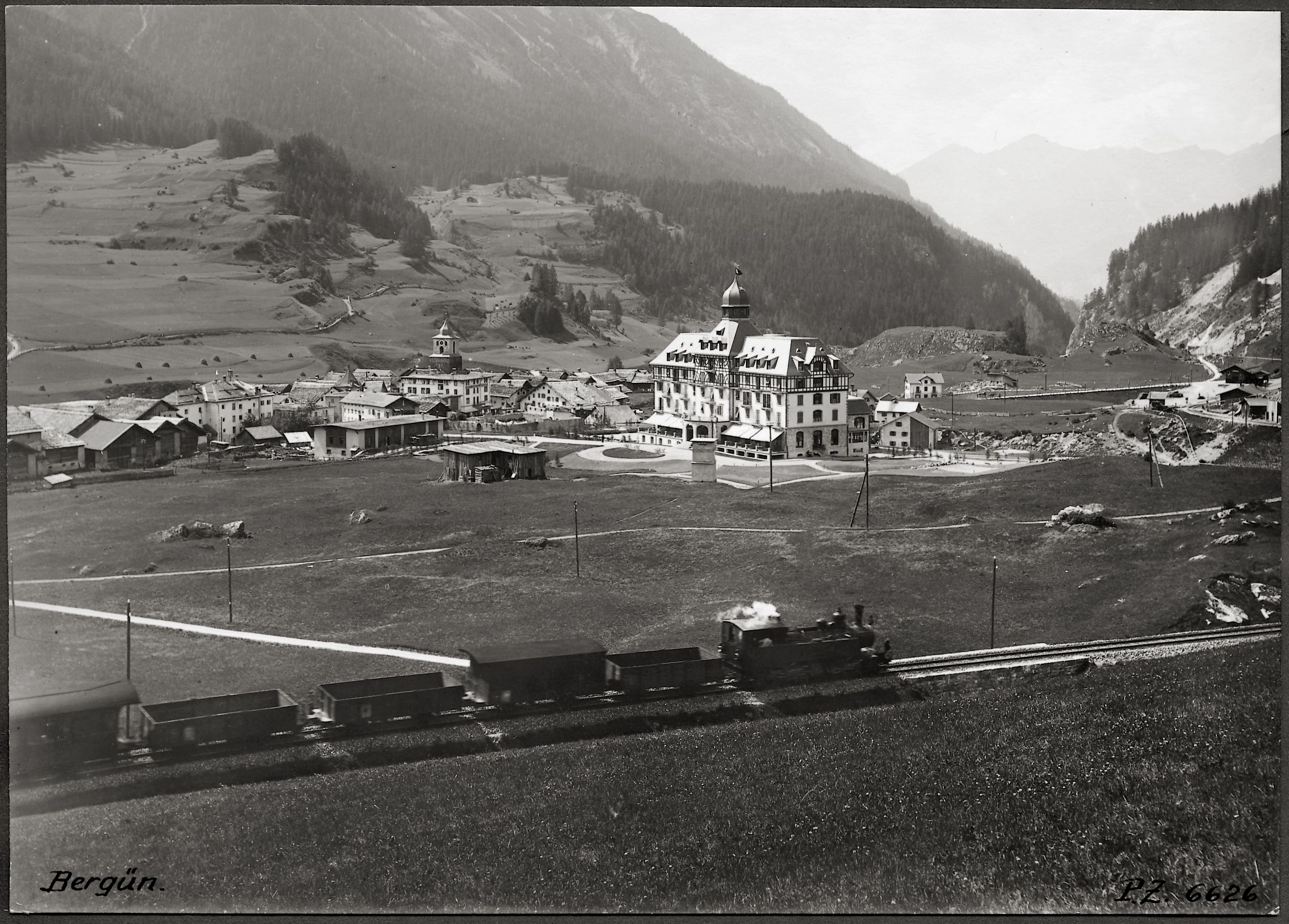Kurhaus mit historischer Bahn
