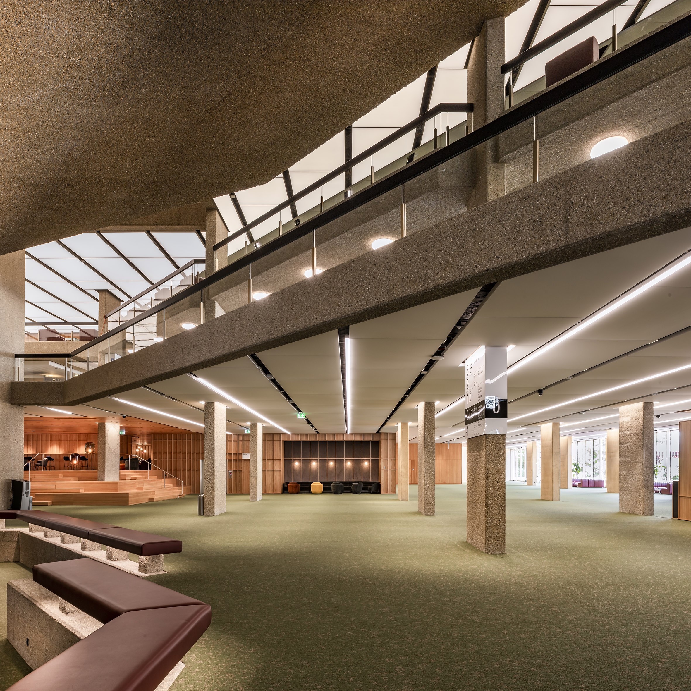 Les espaces de circulation entourant le complexe des salles de conférences