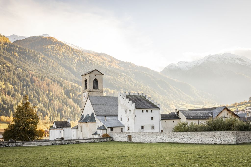 Das Kloster St. Johann im Münstertal mit Blick auf Plantaturm und Ostfassade 