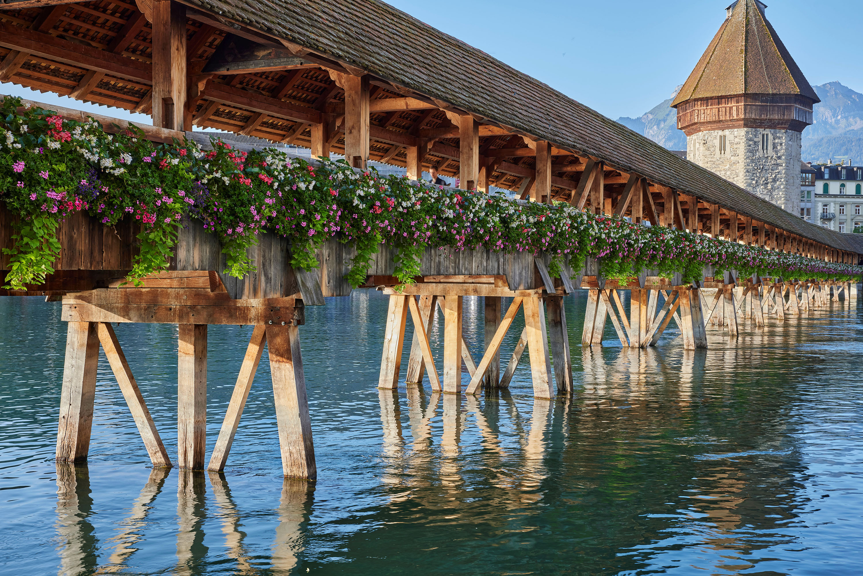 Der Blumenschmuck auf der Kapellbrücke.