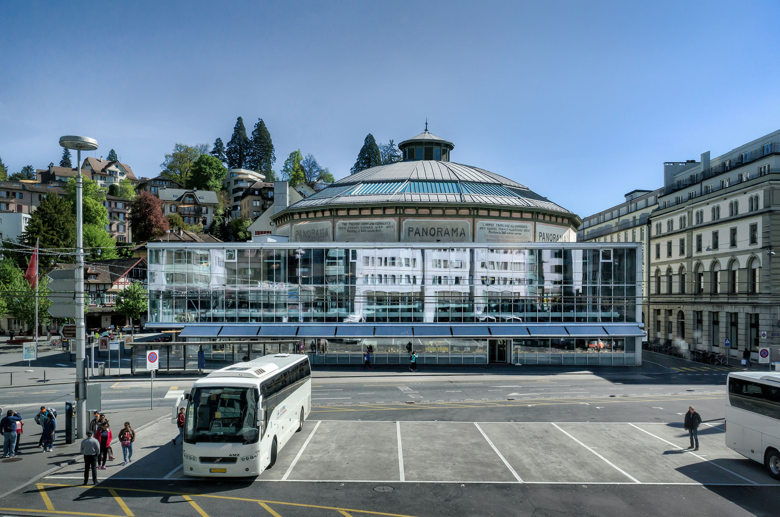 Das Bourbaki-Panorama in Luzern mit Ergänzungsbau, davor Löwenplatz mit Parkplatz für Reisebusse