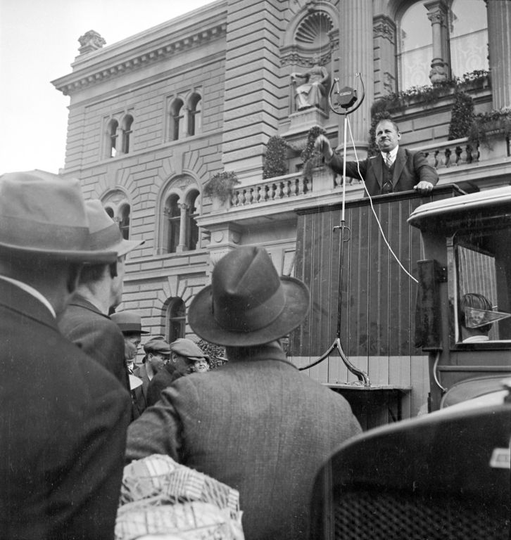 Kundgebung gegen das Lohnabbau-Gesetz auf dem Bundesplatz: Redner vor dem Bundeshaus, 1933