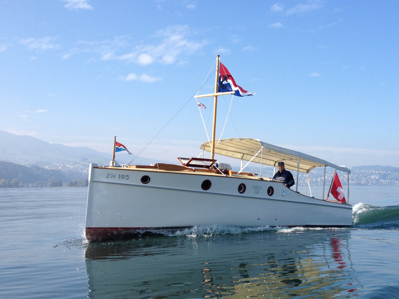 Fahrten ab Hafen Männedorf zur Halbinsel Au mit dem Backdeckkreuzer FRÖSCH (1921)