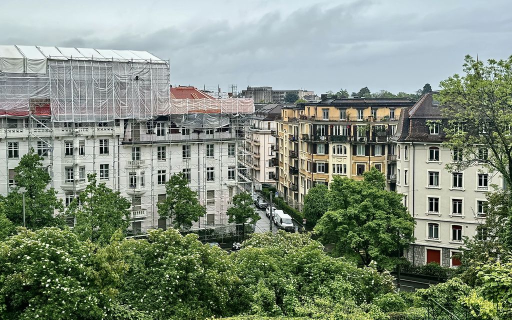 Immeubles combles Lausanne sous gare végétation ciel patrimoine réaffectation
