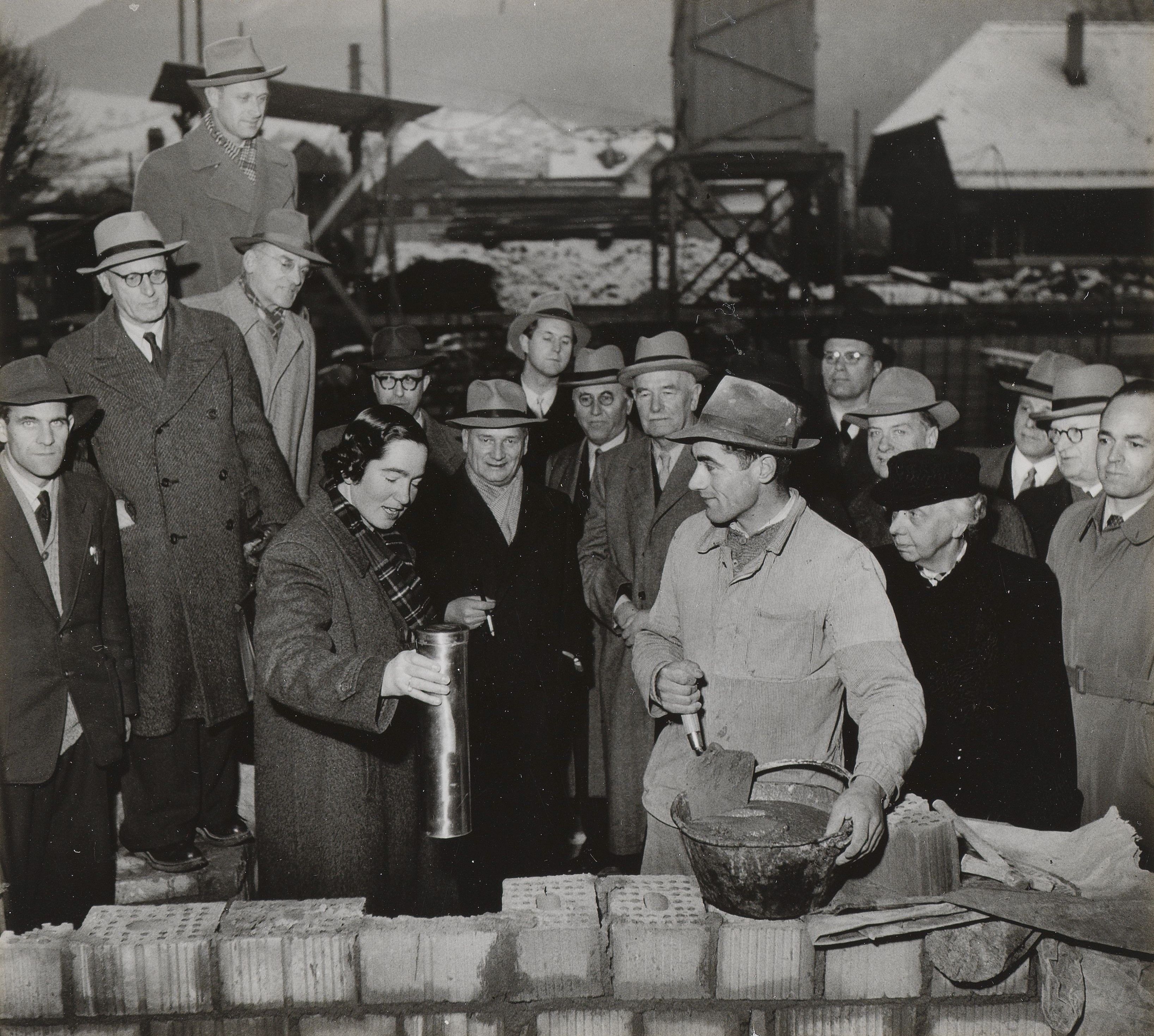 Grundsteinlegung für das neue Kurtheater in Baden 1950 im Beisein von Lisbeth Sachs