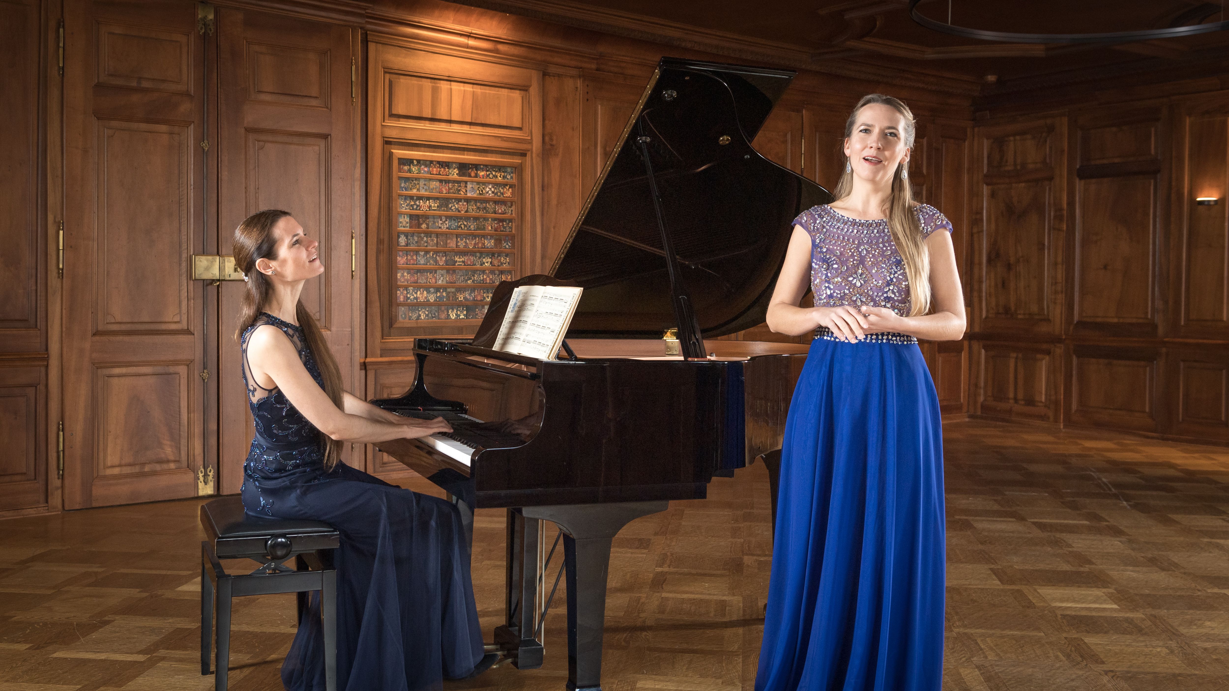 Pianistin und Sängerin