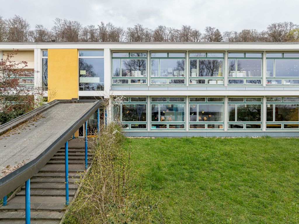 Olten, Schulhaus Bannfeld, Blick auf die Südfassade des Hauptgebäudes, Wegnetz zwischen Bauten, Hermann Frey