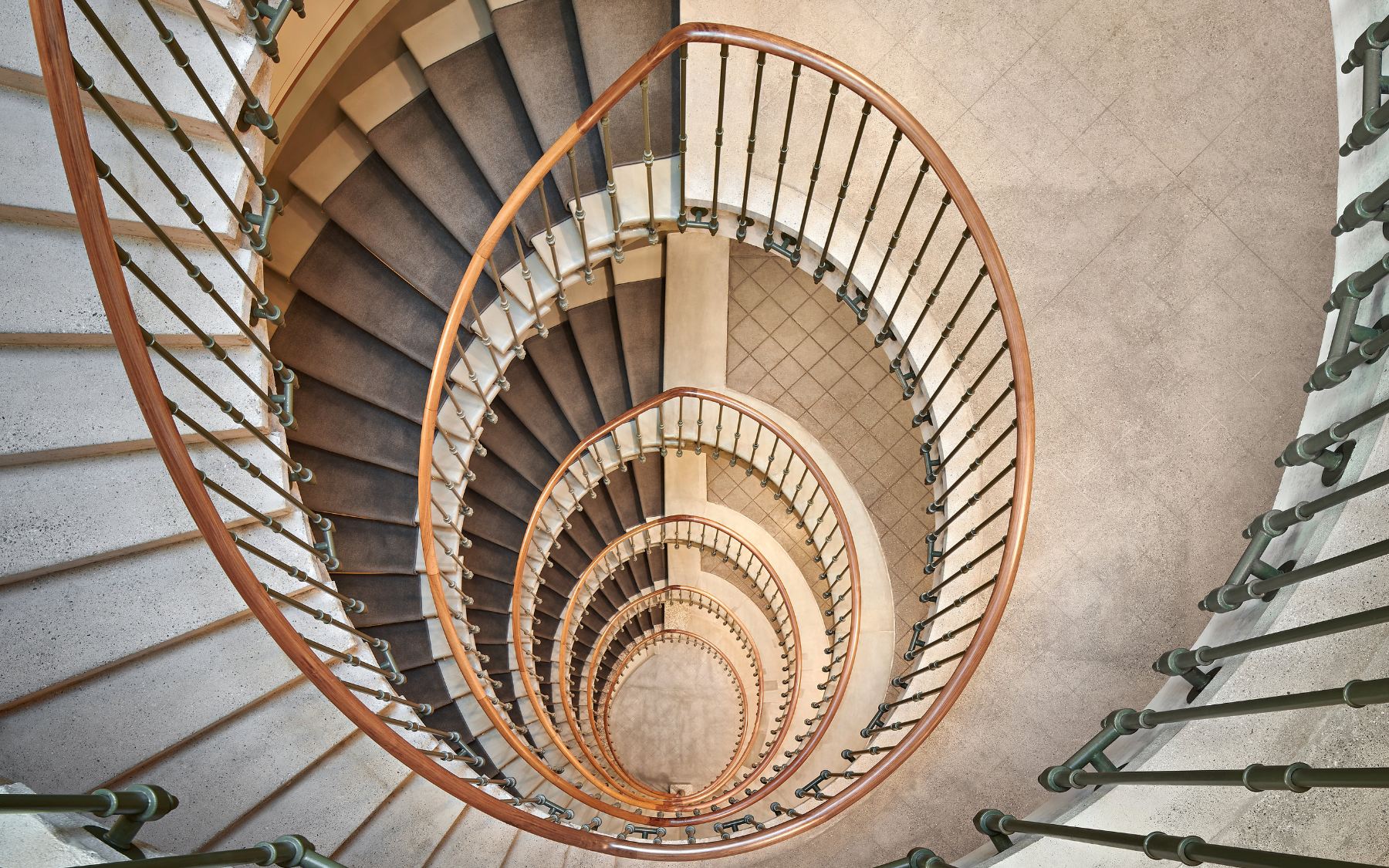 Kampagnenbild ETD 2025: Treppe im ehemaligen Hotel Metropol in Bern.